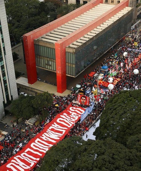 Manifestação contra presidente do Brasil reúne milhares de pessoas