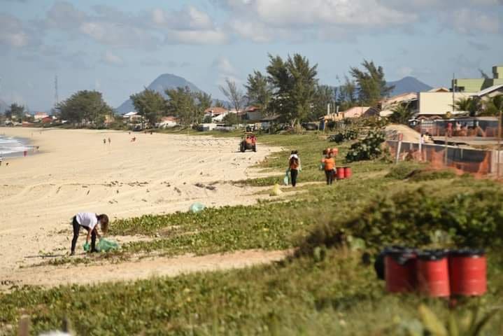 Maricá: SOMAR promove ação de limpeza na orla de Ponta Negra