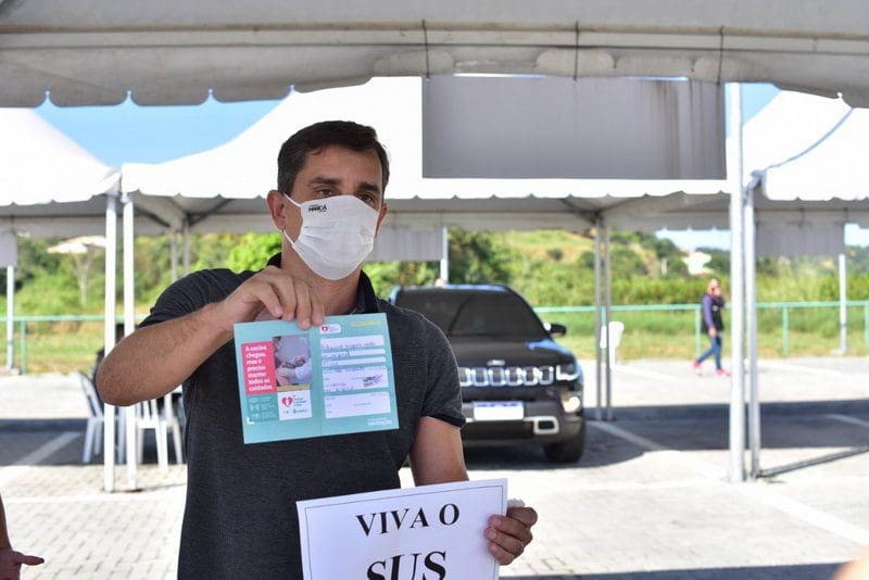 Prefeito de Maricá recebe a 1ª dose da vacina contra a Covid-19