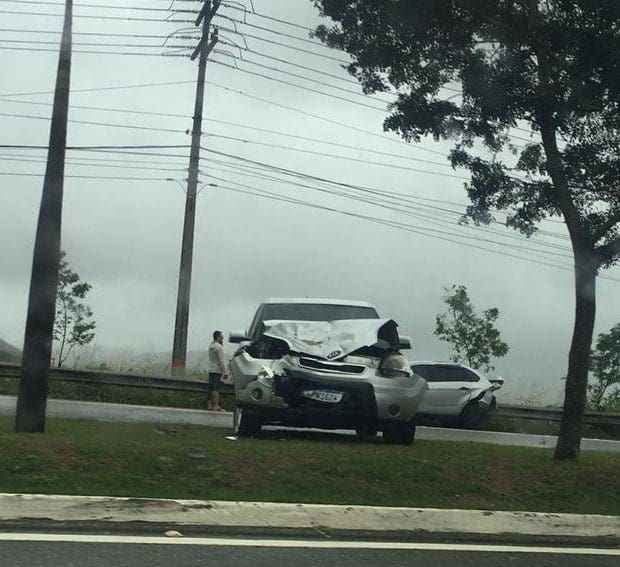 Acidente entre dois carros deixa um ferido em Maricá