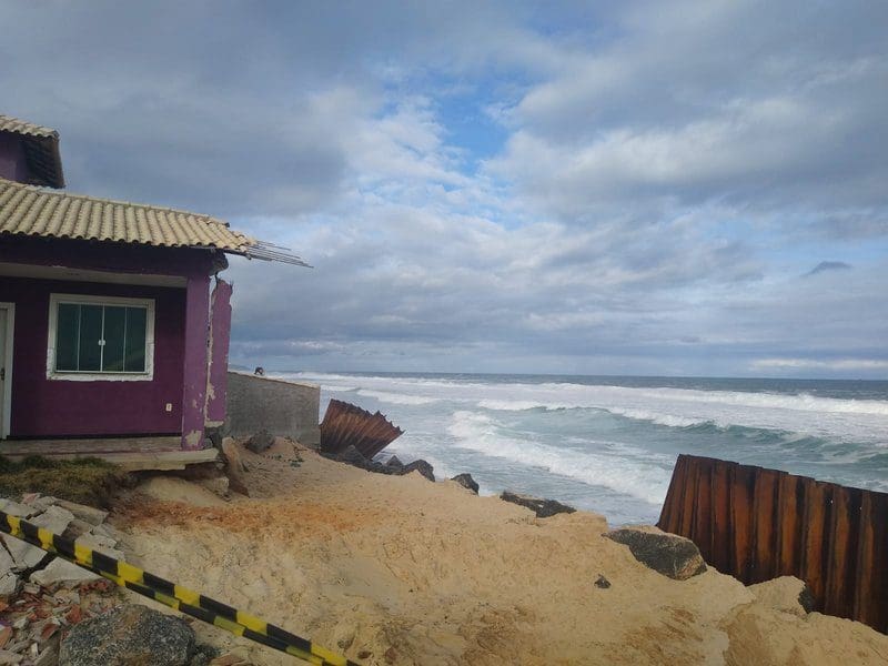 Ressaca destrói parte de uma casa em Barra de Maricá