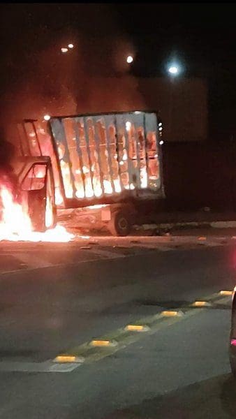 Atualização Novo VIDEO: Caminhão pega fogo em Itaipuaçu