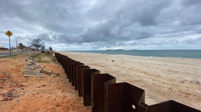 Maricá inicia reparo das estacas pranchas da orla Maricaense