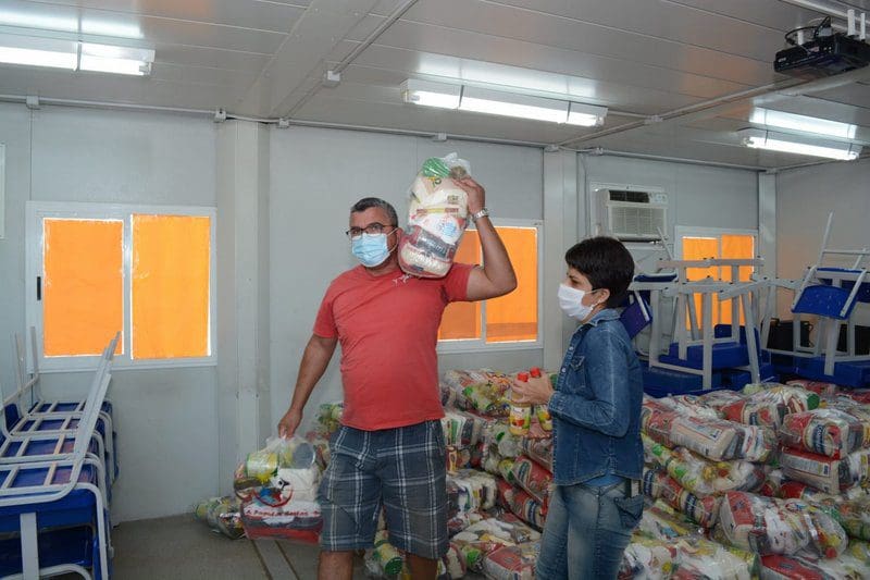 Escolas de Maricá iniciaram a entrega das cestas básicas nesta segunda