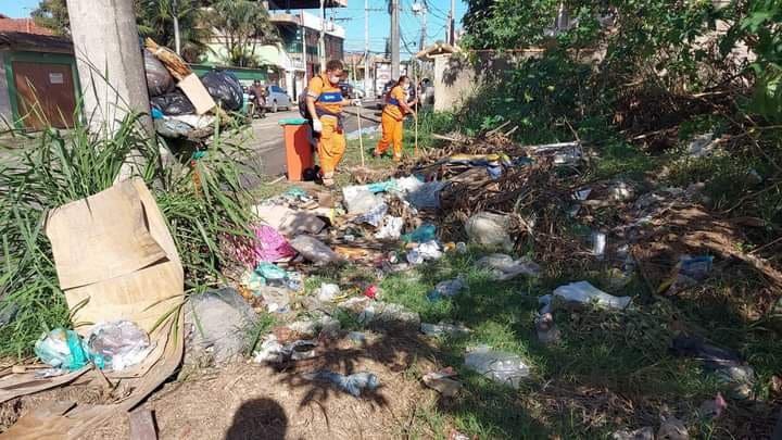Rua de Itaipuaçu é limpa após descarte de lixo irregular