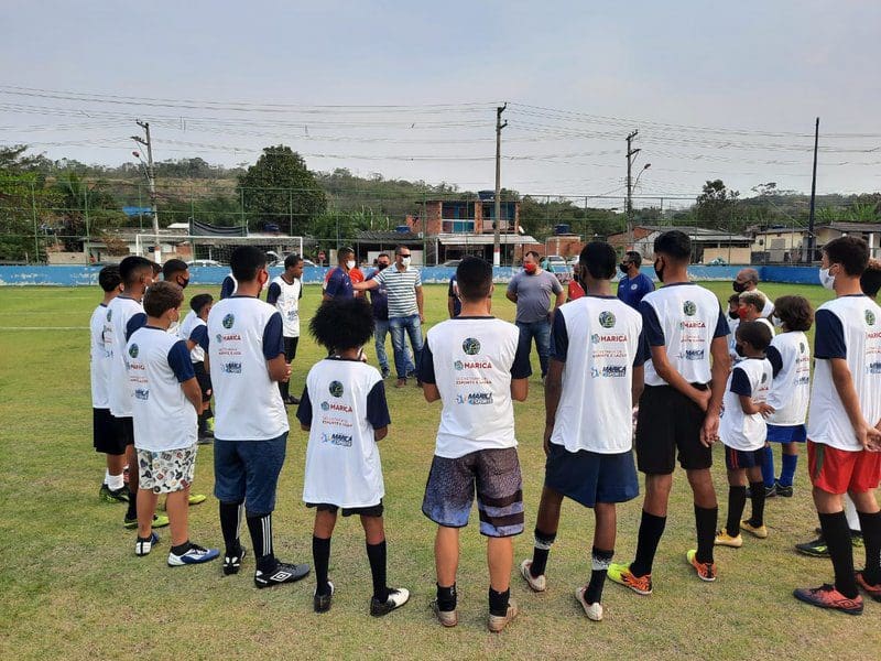 Projeto “Ao lado do Ídolo” aproxima alunos e profissionais de futebol