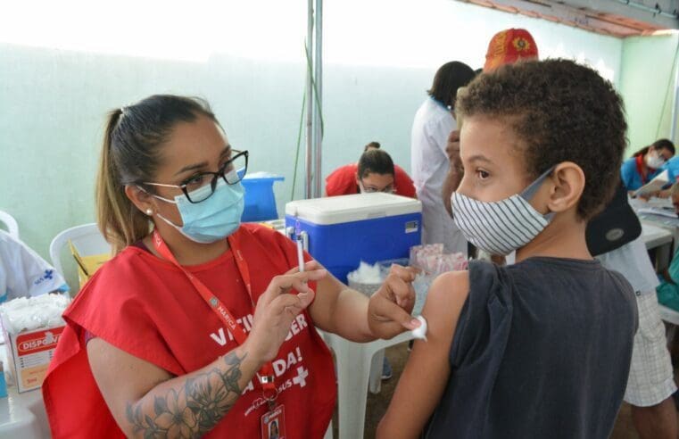 Adolescentes de 12 anos recebem a primeira dose da vacina contra a Covid-19