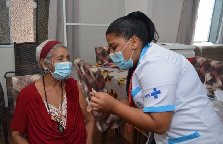 Maricá vacina idosos de 94 anos ou mais com dose de reforço