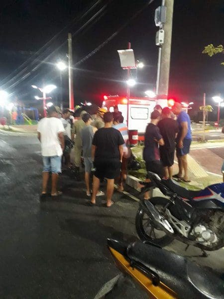 Acidente entre carro e moto na praça dos clubes