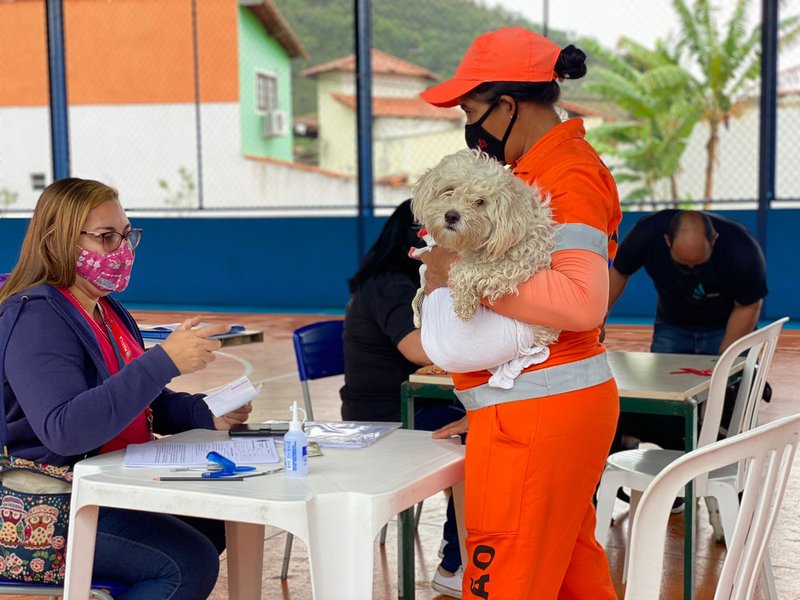 Prefeitura de Maricá leva o castramóvel à Escola Municipalizada de Inoã