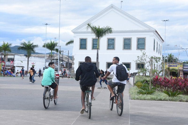 Praça Orlando de Barros Pimentel é o novo ponto de encontros de Maricá