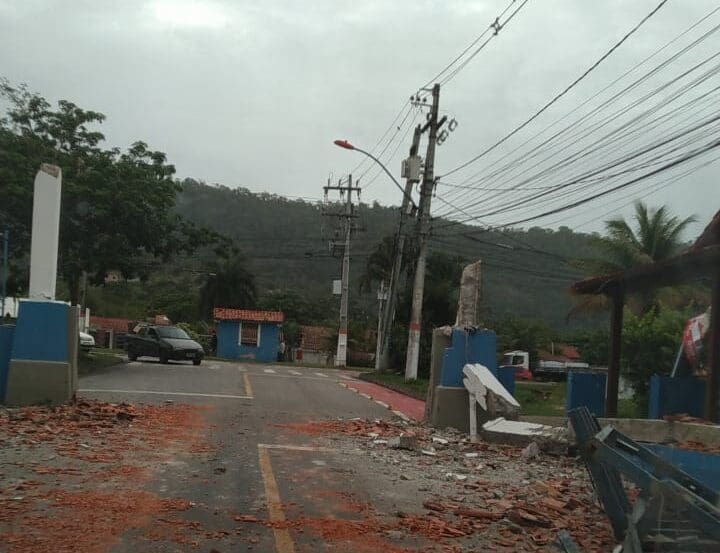 Caminhão colide com o portal do Condado derrubando construção de mais de 50 anos