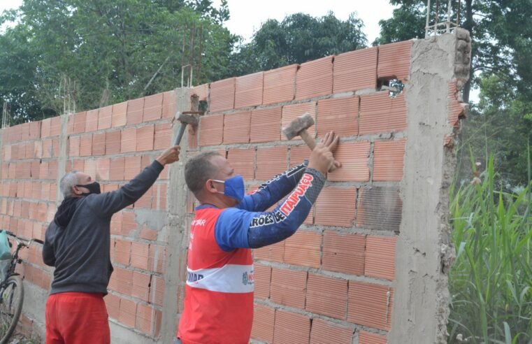 Prefeitura derruba muro irregular em Itaipuaçu