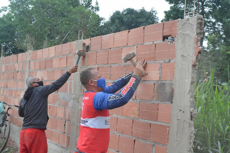 Prefeitura derruba muro irregular em Itaipuaçu