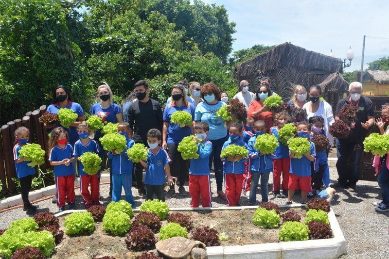 Alunos da rede municipal colhem hortaliças em Guaratiba