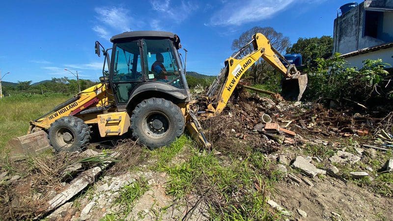 Prefeitura demoliu construção abandonada no loteamento Chácaras de Inoã