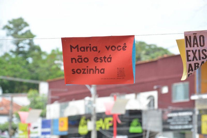 Prefeitura distribui laços brancos em campanha de combate à violência contra as mulheres