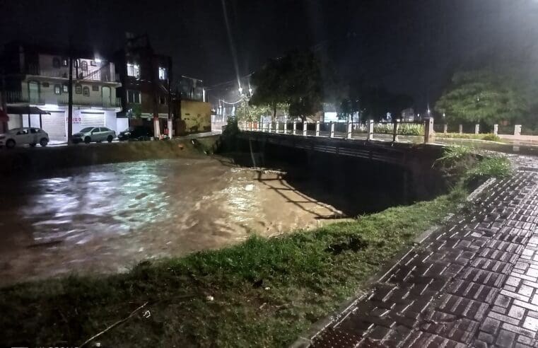 Chuvas de Maricá: Rio Mumbuca transborda no centro
