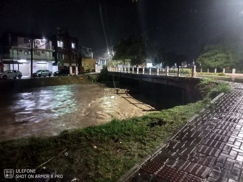 Chuvas de Maricá: Rio Mumbuca transborda no centro