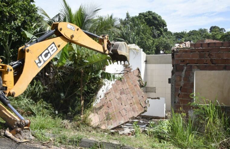 Prefeitura demole quatro construções irregulares no Morro do Amor