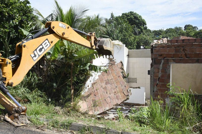 Prefeitura demole quatro construções irregulares no Morro do Amor