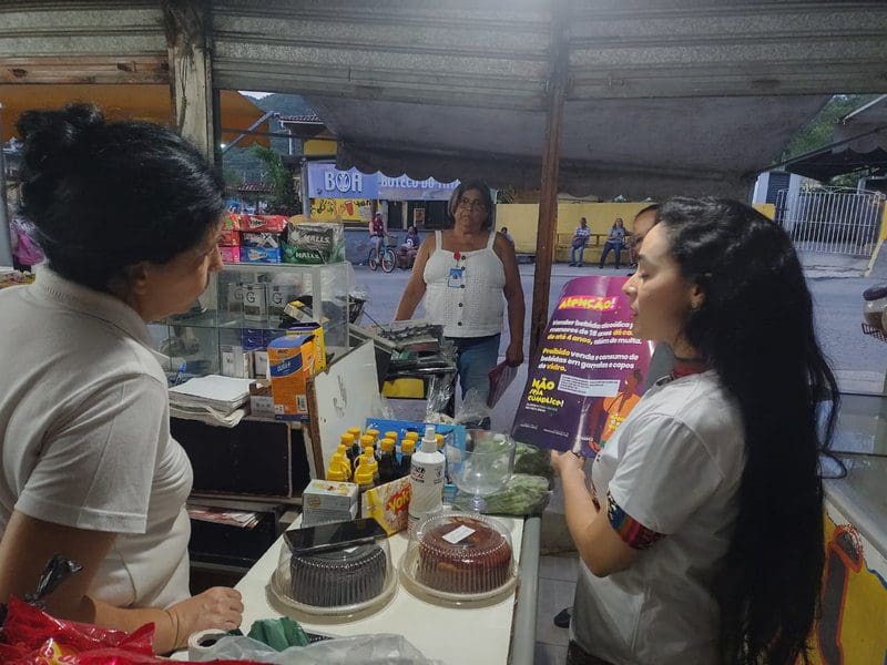 Assistência Social e Conselho Tutelar fazem campanha contra venda de bebidas alcoólicas para menores de 18 anos