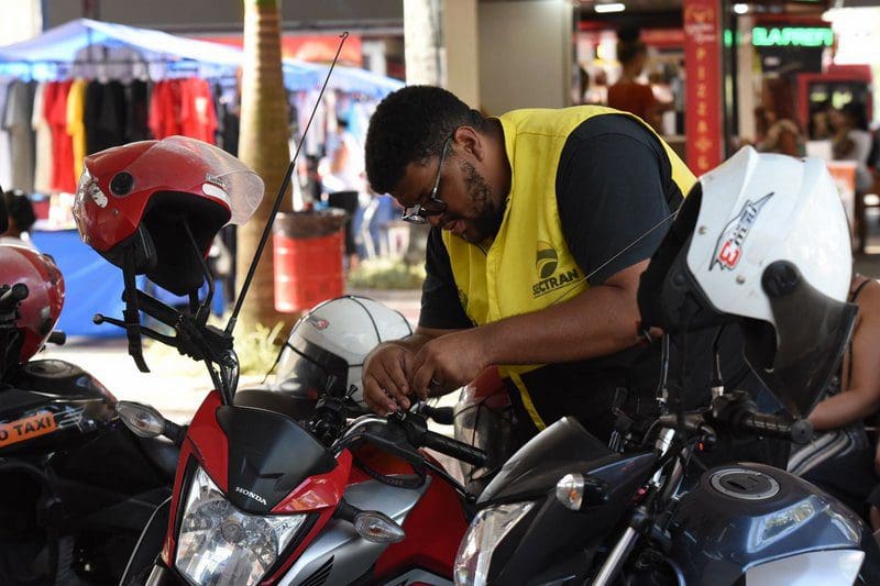 Sectran faz ação educativa com motociclistas no Centro