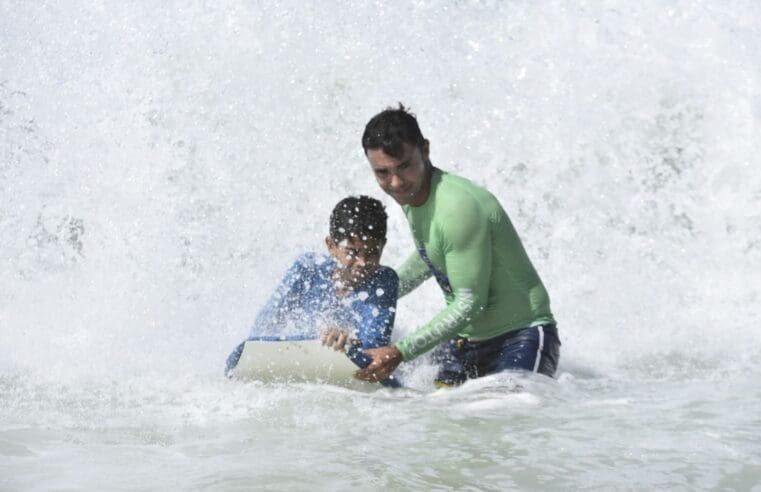 Prefeitura realiza aula de Surf Inclusivo em Ponta Negra