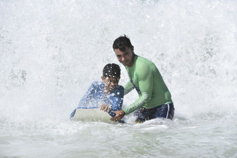 Prefeitura realiza aula de Surf Inclusivo em Ponta Negra