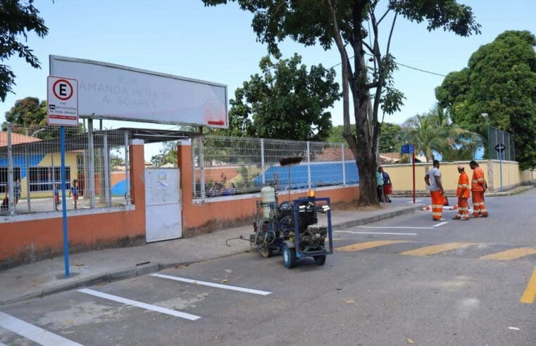 Prefeitura instala placas de trânsito e sinalização viária em escolas de Jaconé e Ponta Negra