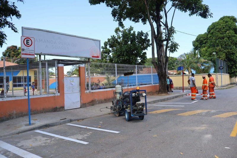 Prefeitura instala placas de trânsito e sinalização viária em escolas de Jaconé e Ponta Negra