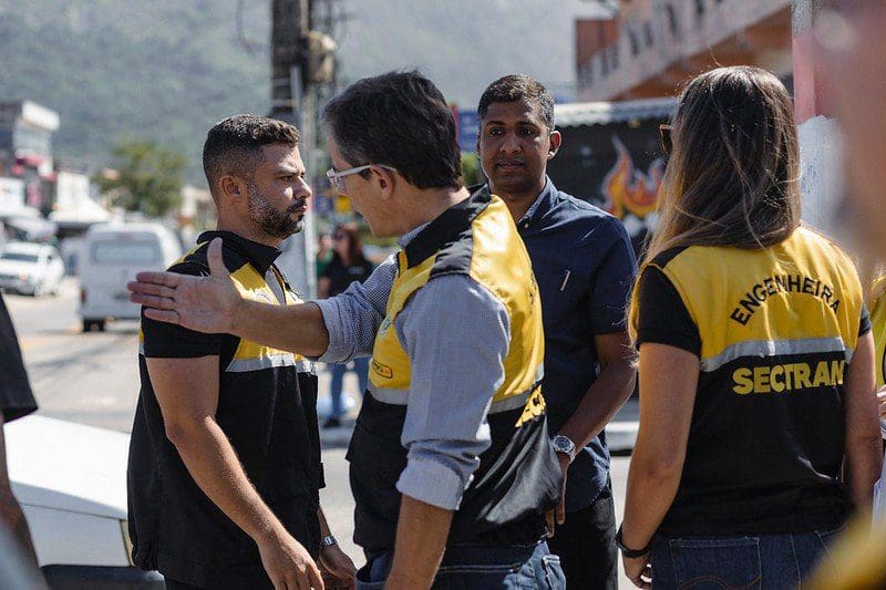 Prefeito Fabiano Horta visita locais que vão receber intervenções de trânsito em Itaipuaçu
