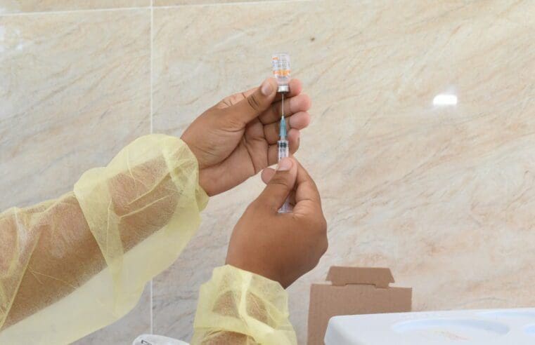 Vacinação com a bivalente avança para as pessoas com comorbidades a partir de 12 anos