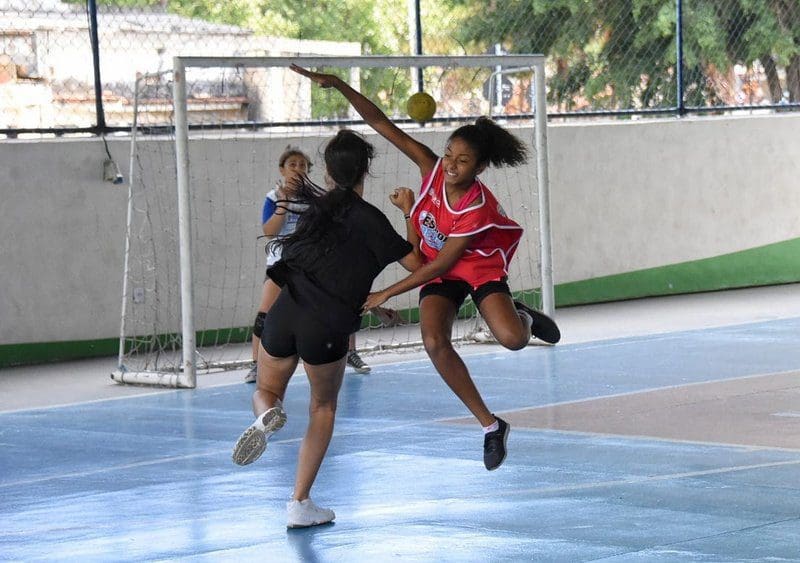 Integrantes do projeto “Esporte Presente” participam de aula de handebol de praia