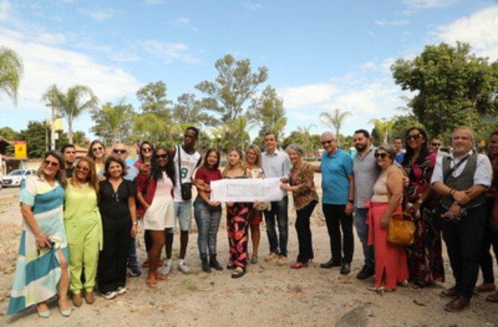 Prefeito Fabiano Horta visita praça idealizada por ex-alunos da rede de ensino de Maricá