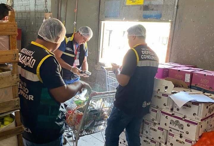 Defesa do Consumidor descarta mais de 140 quilos de alimentos de mercado em Inoã