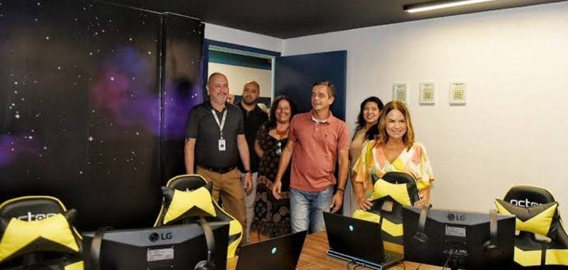 Prefeito Fabiano Horta entrega computadores para escolas públicas e anuncia 1.000 vagas para cursos de robótica e astronomia nesta segunda-feira (22/05)