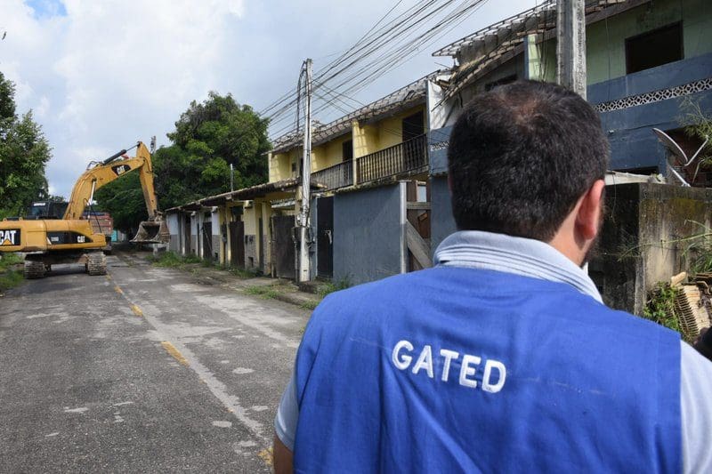 Prefeitura de Maricá demole 11 imóveis irregulares no Parque da Cidade