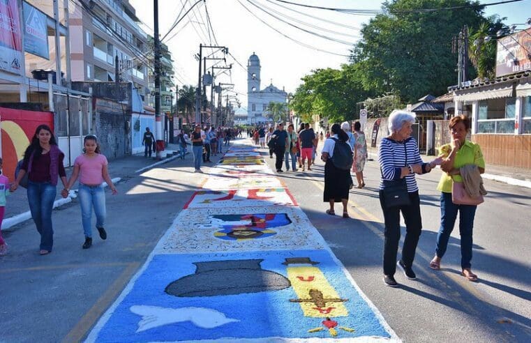 Tapetes de Corpus Christi reúnem fiéis no Centro de Maricá