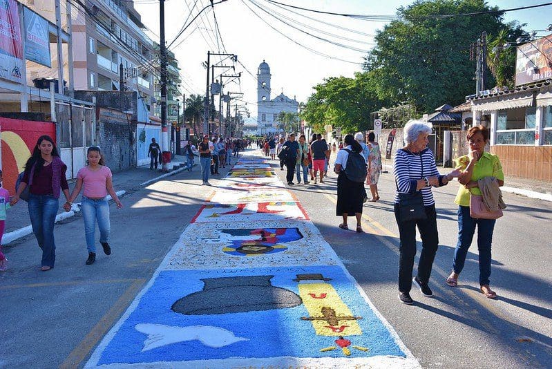 Tapetes de Corpus Christi reúnem fiéis no Centro de Maricá