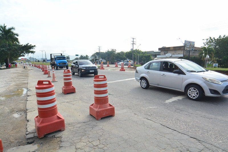 Prefeitura de Maricá bloqueia retorno da RJ-106 para construção de viaduto