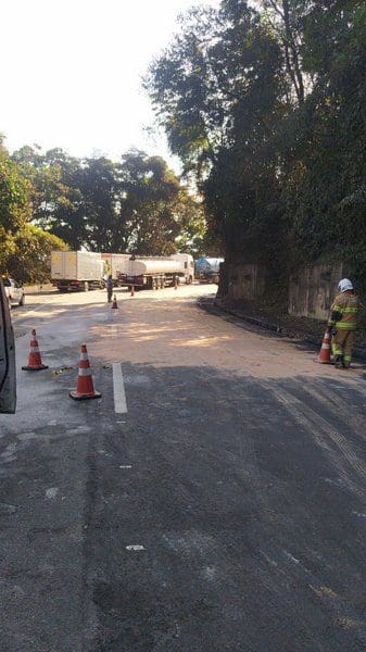 Trânsito liberado em meia pista na BR-040 após acidente grave envolvendo caminhão bitrem