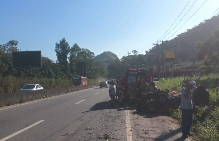 Carro capota na RJ106: Mãe e filho são atendidos no local com ferimentos leves