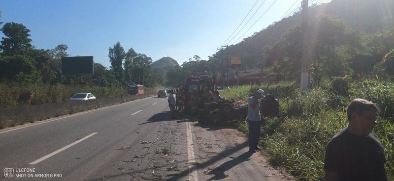 Carro capota na RJ106: Mãe e filho são atendidos no local com ferimentos leves