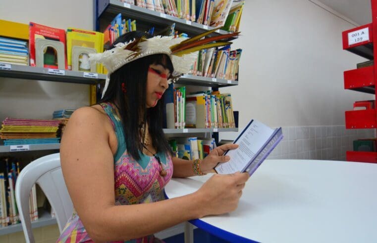 Biblioteca Municipal recebe exemplares do livro “Darcy Ribeiro de Cá e de Lá”