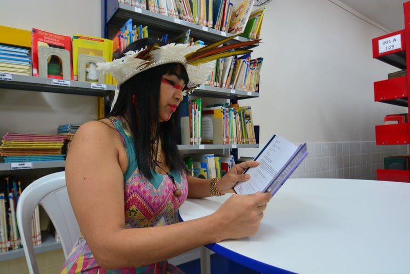 Biblioteca Municipal recebe exemplares do livro “Darcy Ribeiro de Cá e de Lá”