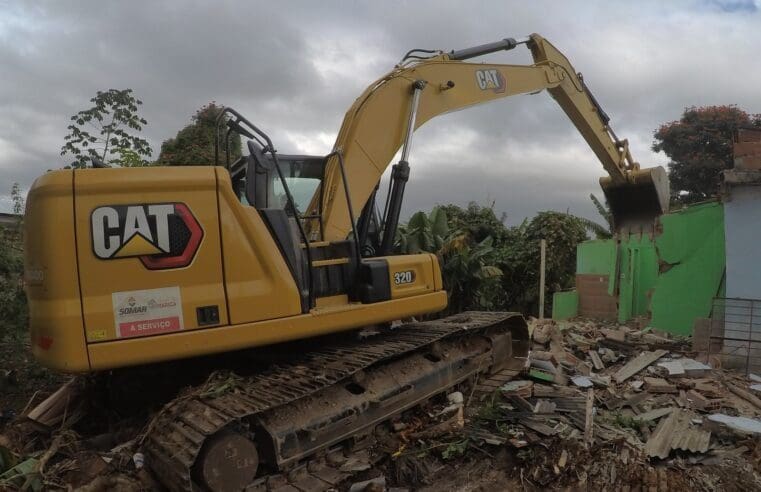 Gated derruba construção em área de invasão no retiro