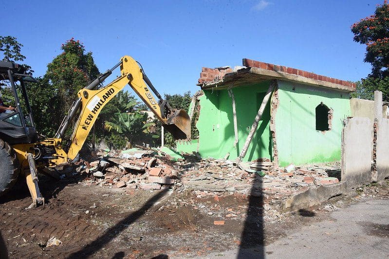 Prefeitura derruba 10 casas irregulares na Mumbuca