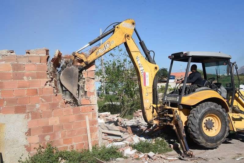 Gated demole últimos cinco imóveis irregulares em terreno de Itaipuaçu