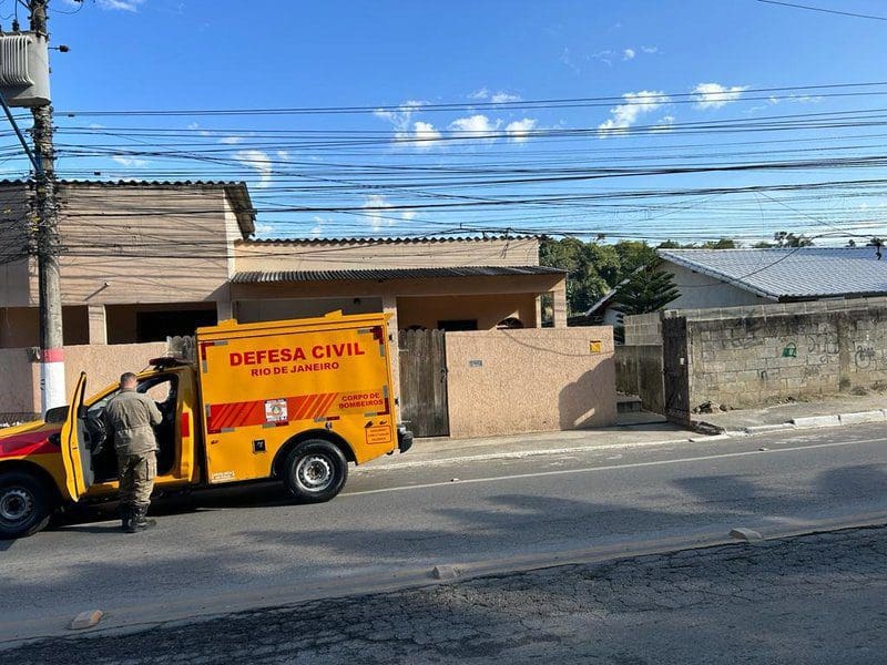 Homem encontrado morto dentro de sua residência em Maricá; causa do óbito ainda é desconhecida